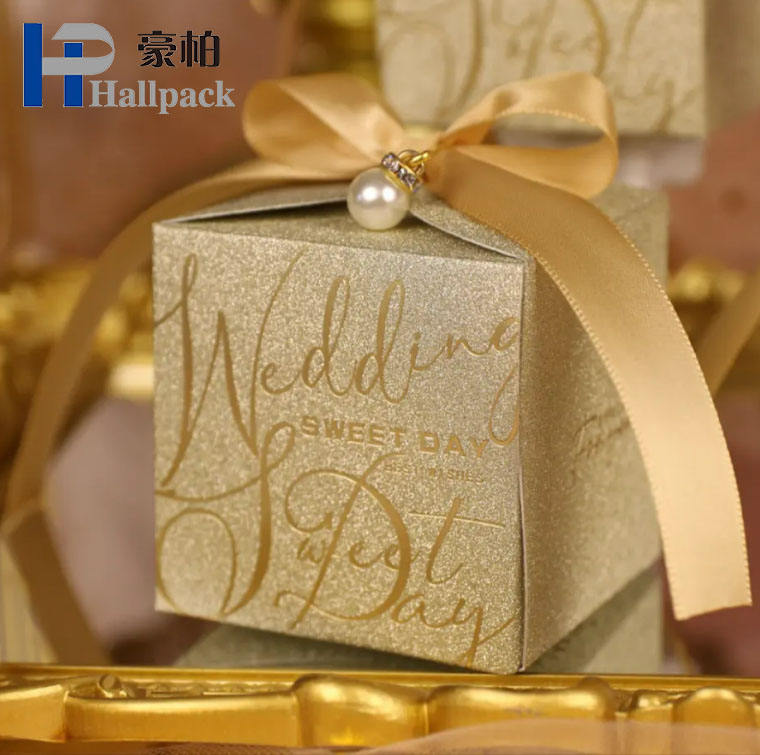Petite boîte-cadeau de luxe pour bonbons de mariage, boîte rigide à paillettes avec feuille d'or, stratification mate et manipulation d'impression disparaissant