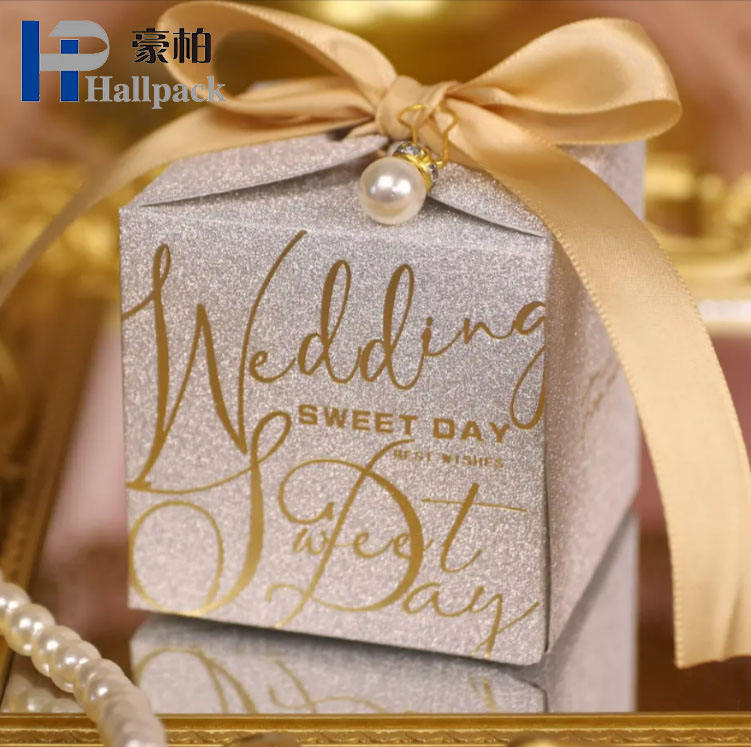 Petite boîte-cadeau de luxe pour bonbons de mariage, boîte rigide à paillettes avec feuille d'or, stratification mate et manipulation d'impression disparaissant
