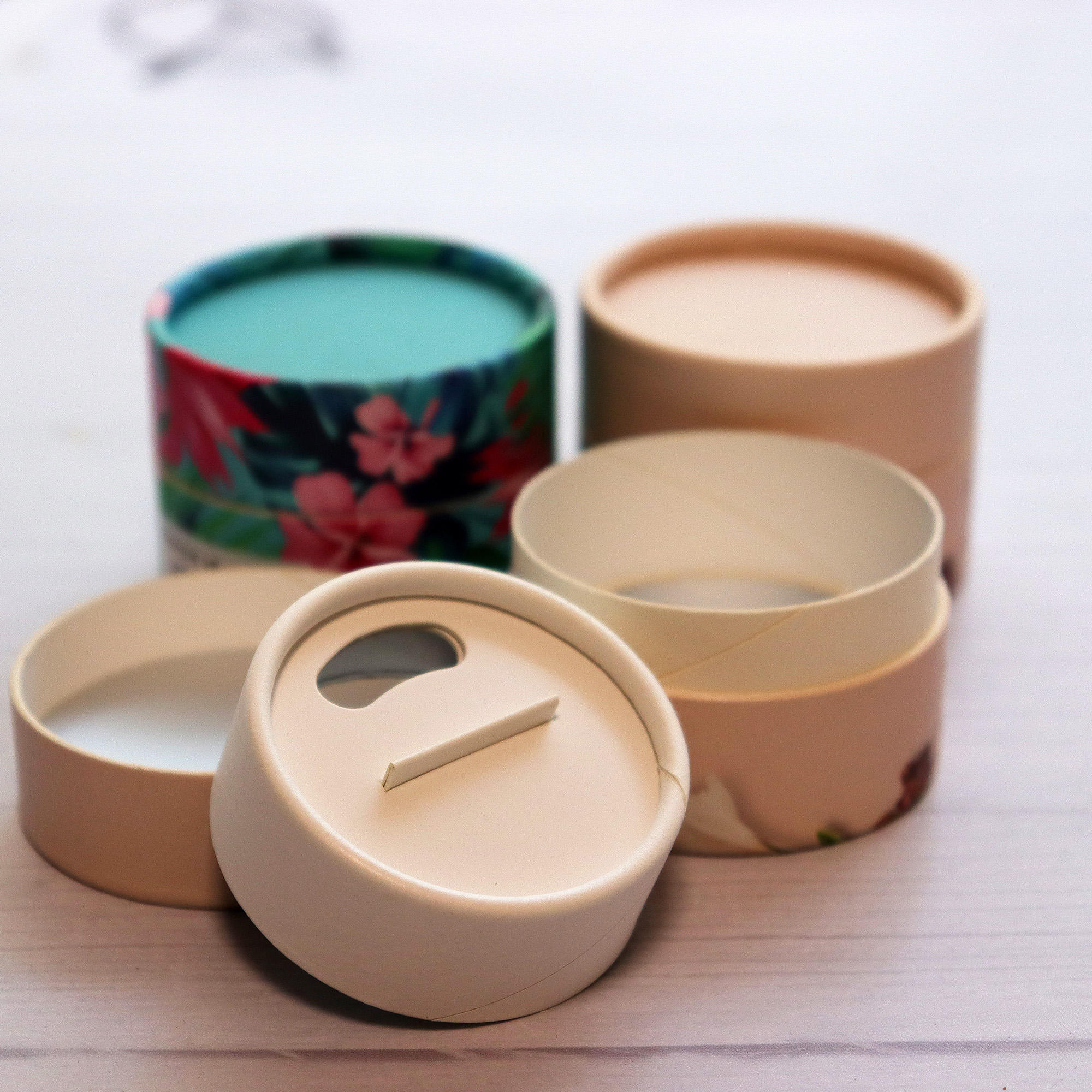 Personnalisez les tubes en papier de qualité alimentaire avec tamis écologique pour le cylindre d'emballage de poudre corporelle